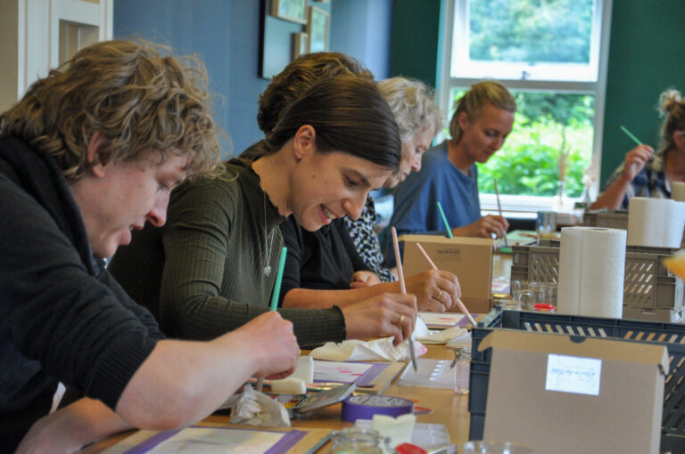 Foto van de workshop aquarel door a Girl in the Field bij de Eemlandhoeve