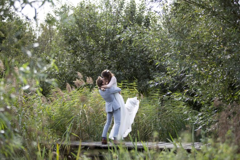 Trouwfoto van Gerrald en Hettie op de Eemlandhoeve