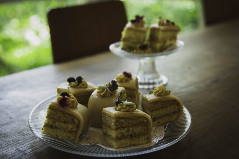 Petit Fours geserveerd op glazen borden bij de Eemlandhoeve