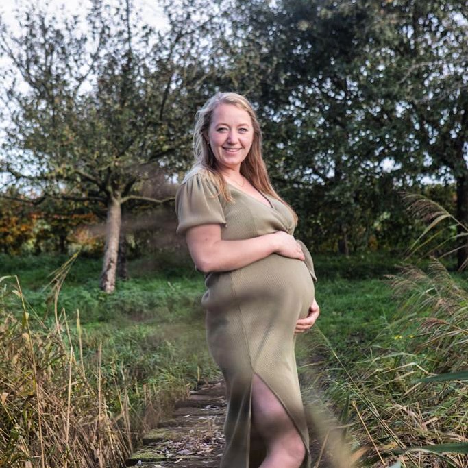 Foto van Lotte zwanger, vlak voordat ze met verlof gaat