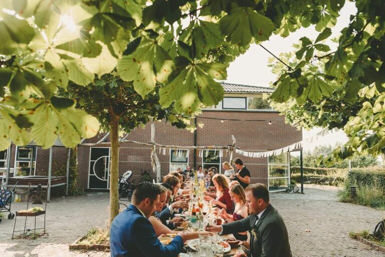 Lange gedekte tafels op het terras van de Eemlandhoeve bij een bruiloft