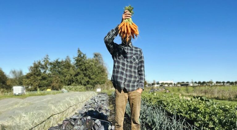 Foto van Joel in de moestuin op de Eemlandhoeve