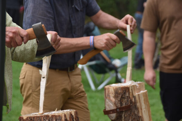 Foto van een workshop houtlepels snijden door Maurits bij de Eemlandhoeve