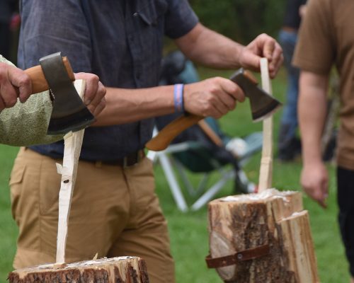 Foto van een workshop houtlepels snijden door Maurits bij de Eemlandhoeve