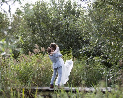 Trouwfoto van Gerrald en Hettie op de Eemlandhoeve